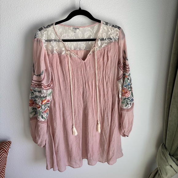 Umgee Dresses & Skirts - Boho Umgee Blush and Cream Lace Blouse with Embroidered sleeves in size large